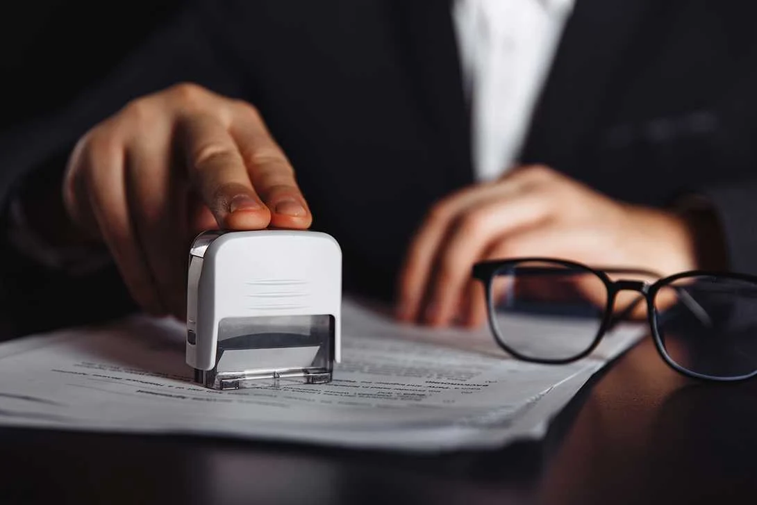 Vloga notarja pri zagotavljanju pravne varnosti v pogodbenih razmerjih